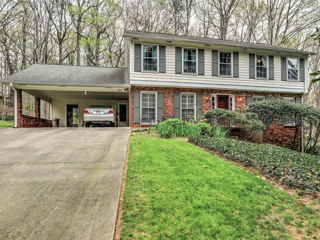 225 Glencourtney Drive, Sandy Springs, Georgia 30328, 4 Bedrooms Bedrooms, ,3 BathroomsBathrooms,Residential,Sold,225 Glencourtney Drive,6530330