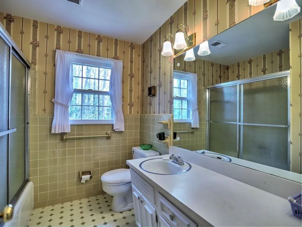 225 Glencourtney Drive, Sandy Springs, Georgia 30328, 4 Bedrooms Bedrooms, ,3 BathroomsBathrooms,Residential,Sold,225 Glencourtney Drive,6530330