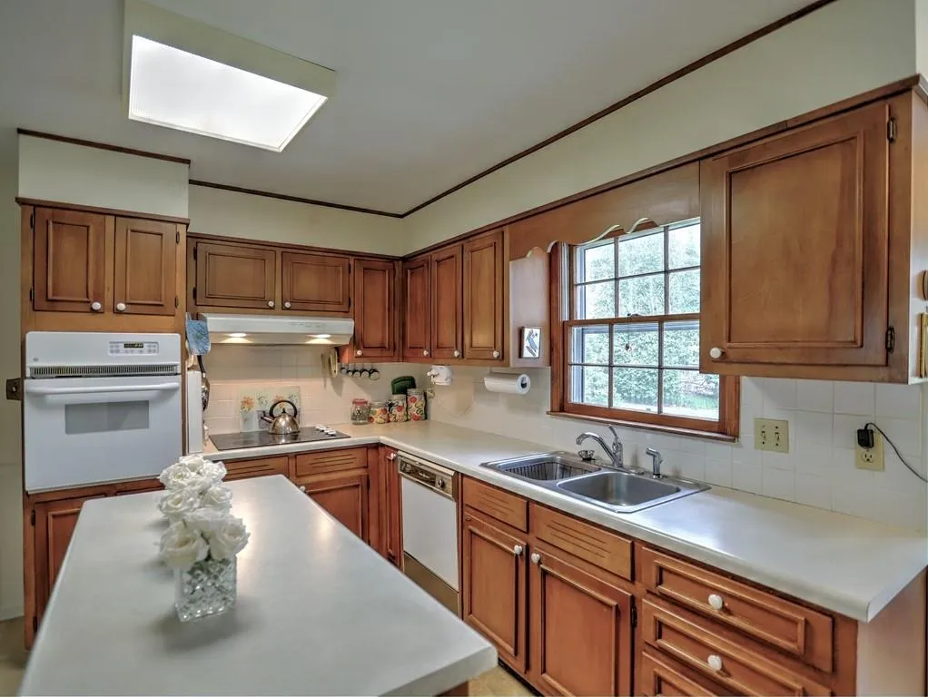 225 Glencourtney Drive, Sandy Springs, Georgia 30328, 4 Bedrooms Bedrooms, ,3 BathroomsBathrooms,Residential,Sold,225 Glencourtney Drive,6530330