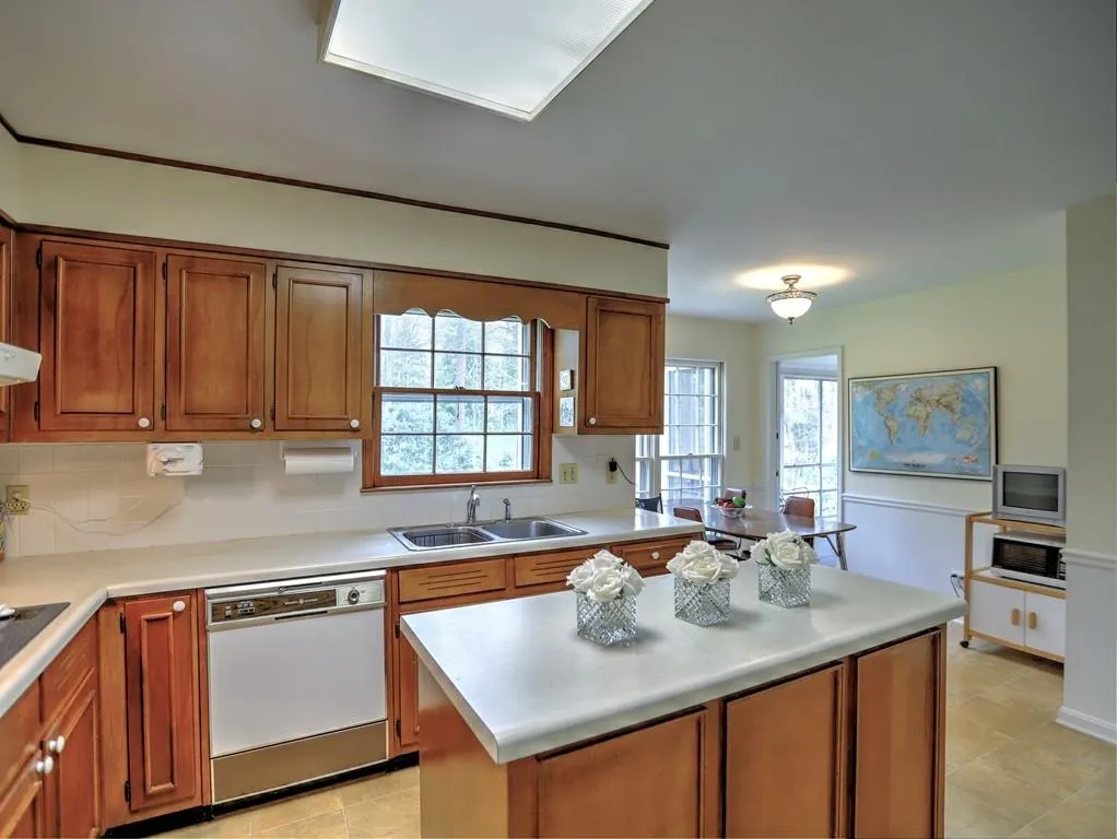 225 Glencourtney Drive, Sandy Springs, Georgia 30328, 4 Bedrooms Bedrooms, ,3 BathroomsBathrooms,Residential,Sold,225 Glencourtney Drive,6530330