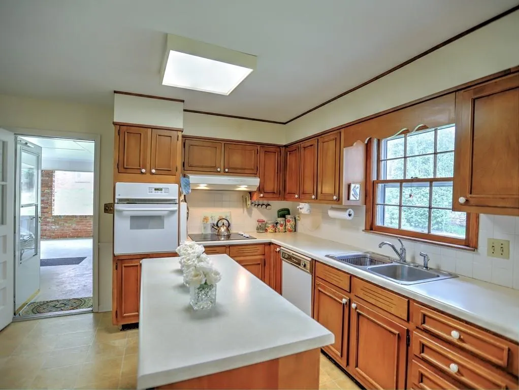 225 Glencourtney Drive, Sandy Springs, Georgia 30328, 4 Bedrooms Bedrooms, ,3 BathroomsBathrooms,Residential,Sold,225 Glencourtney Drive,6530330