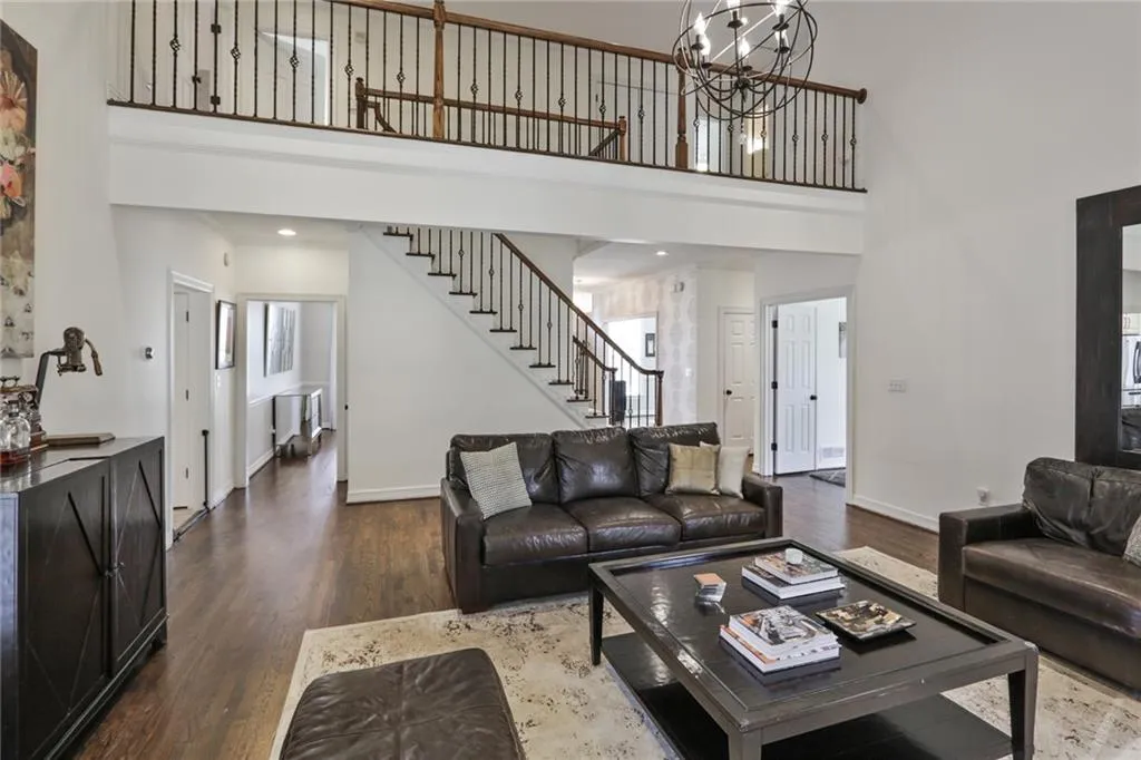 640 W Northway Lane, Atlanta, Georgia 30342, 5 Bedrooms Bedrooms, ,3 BathroomsBathrooms,Residential,Sold,640 W Northway Lane,6852734