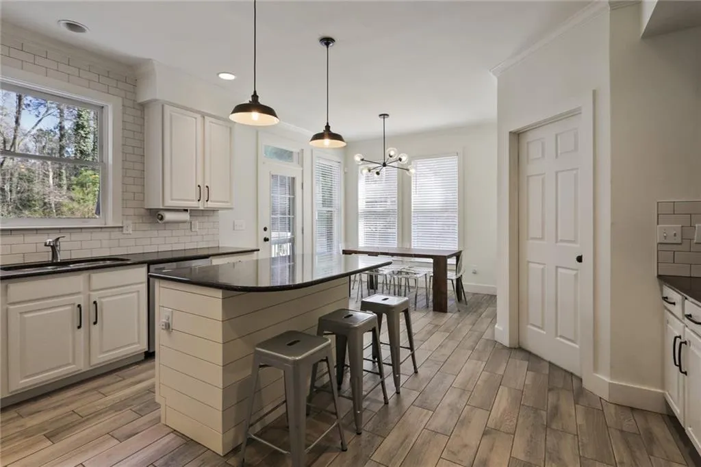 640 W Northway Lane, Atlanta, Georgia 30342, 5 Bedrooms Bedrooms, ,3 BathroomsBathrooms,Residential,Sold,640 W Northway Lane,6852734