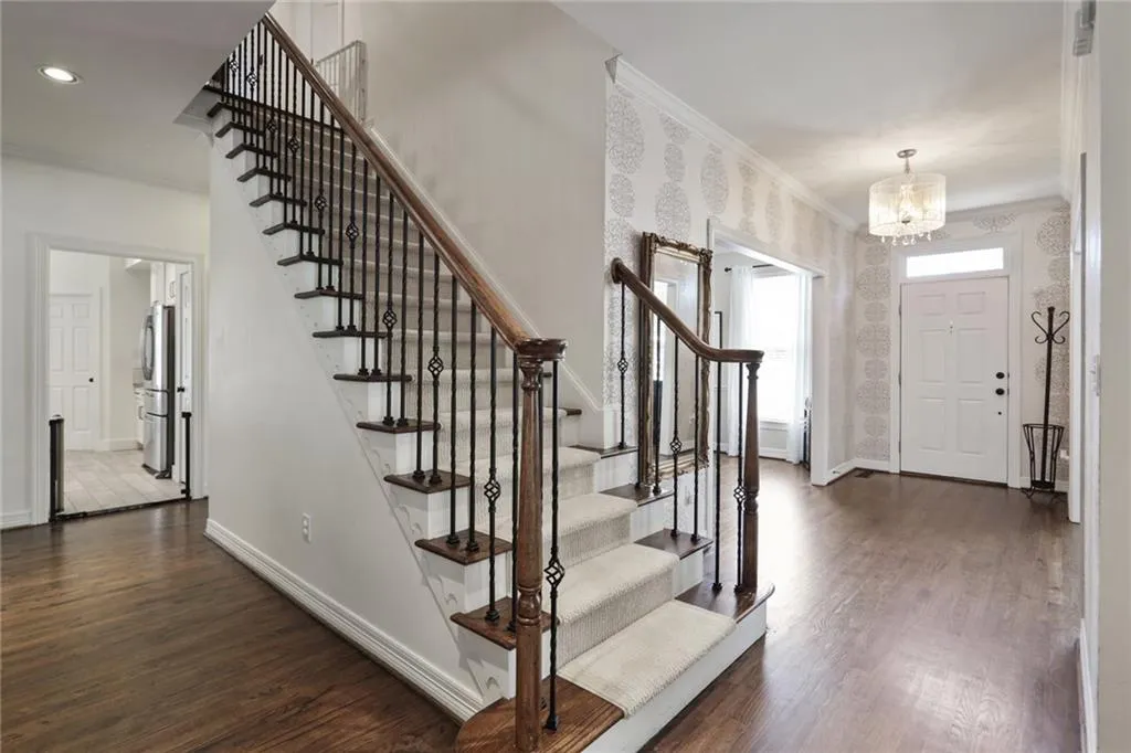 640 W Northway Lane, Atlanta, Georgia 30342, 5 Bedrooms Bedrooms, ,3 BathroomsBathrooms,Residential,Sold,640 W Northway Lane,6852734
