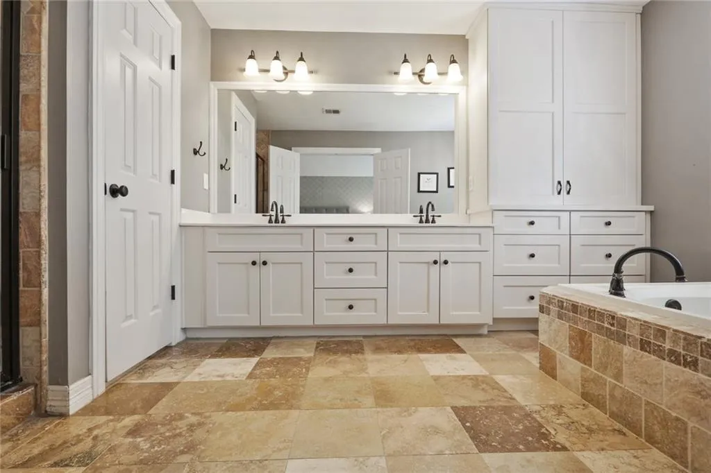 640 W Northway Lane, Atlanta, Georgia 30342, 5 Bedrooms Bedrooms, ,3 BathroomsBathrooms,Residential,Sold,640 W Northway Lane,6852734