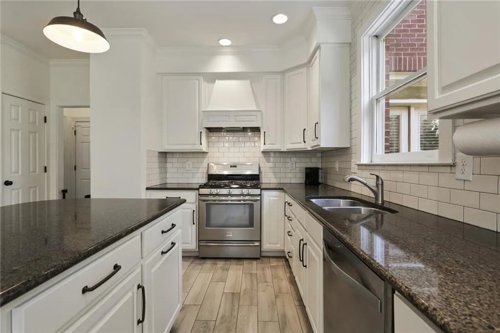 640 W Northway Lane, Atlanta, Georgia 30342, 5 Bedrooms Bedrooms, ,3 BathroomsBathrooms,Residential,Sold,640 W Northway Lane,6852734