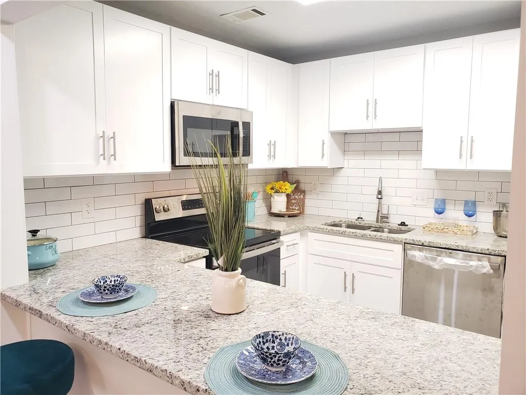 325 Winding River Drive Unit E, Sandy Springs, Georgia 30350, 2 Bedrooms Bedrooms, ,2 BathroomsBathrooms,Residential,Sold,325 Winding River Drive Unit E,6804160