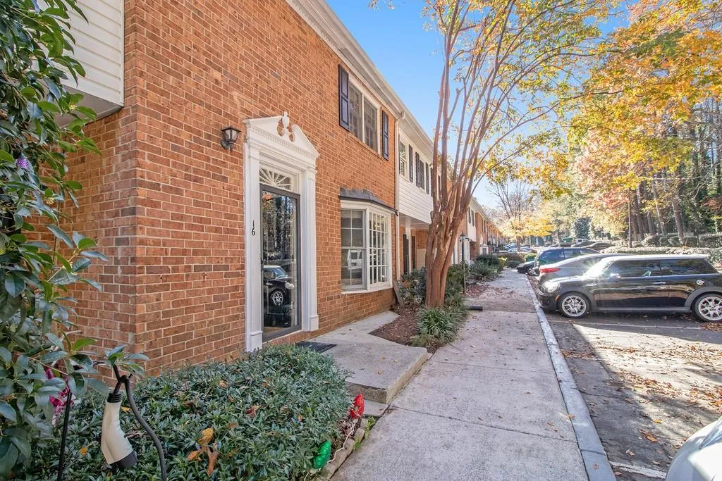 6520 Roswell Road Ne Unit 16, Atlanta, Georgia 30328, 2 Bedrooms Bedrooms, ,1 BathroomBathrooms,Residential,Sold,6520 Roswell Road Ne Unit 16,6815874