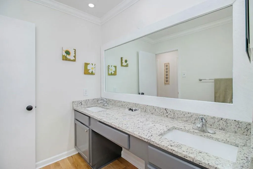 6520 Roswell Road Ne Unit 16, Atlanta, Georgia 30328, 2 Bedrooms Bedrooms, ,1 BathroomBathrooms,Residential,Sold,6520 Roswell Road Ne Unit 16,6815874