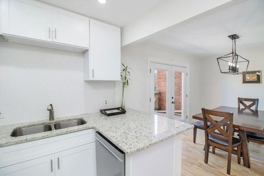 6520 Roswell Road Ne Unit 16, Atlanta, Georgia 30328, 2 Bedrooms Bedrooms, ,1 BathroomBathrooms,Residential,Sold,6520 Roswell Road Ne Unit 16,6815874