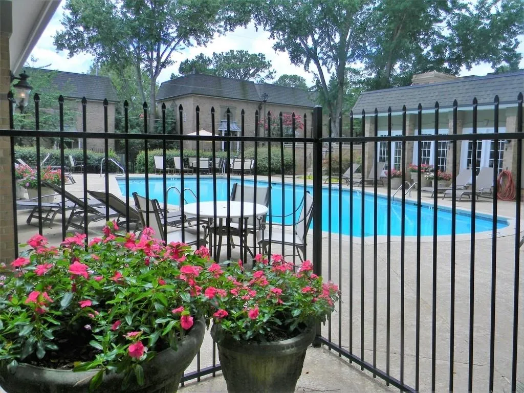 6980 Roswell Road Unit L2, Atlanta, Georgia 30328, 1 Bedroom Bedrooms, ,1 BathroomBathrooms,Residential,Sold,6980 Roswell Road Unit L2,6039108