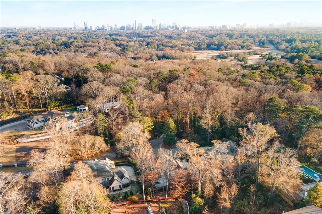 Check out how close you are to the city skyline.  Minutes to the city, entertainment and airport- you are incredibly central.