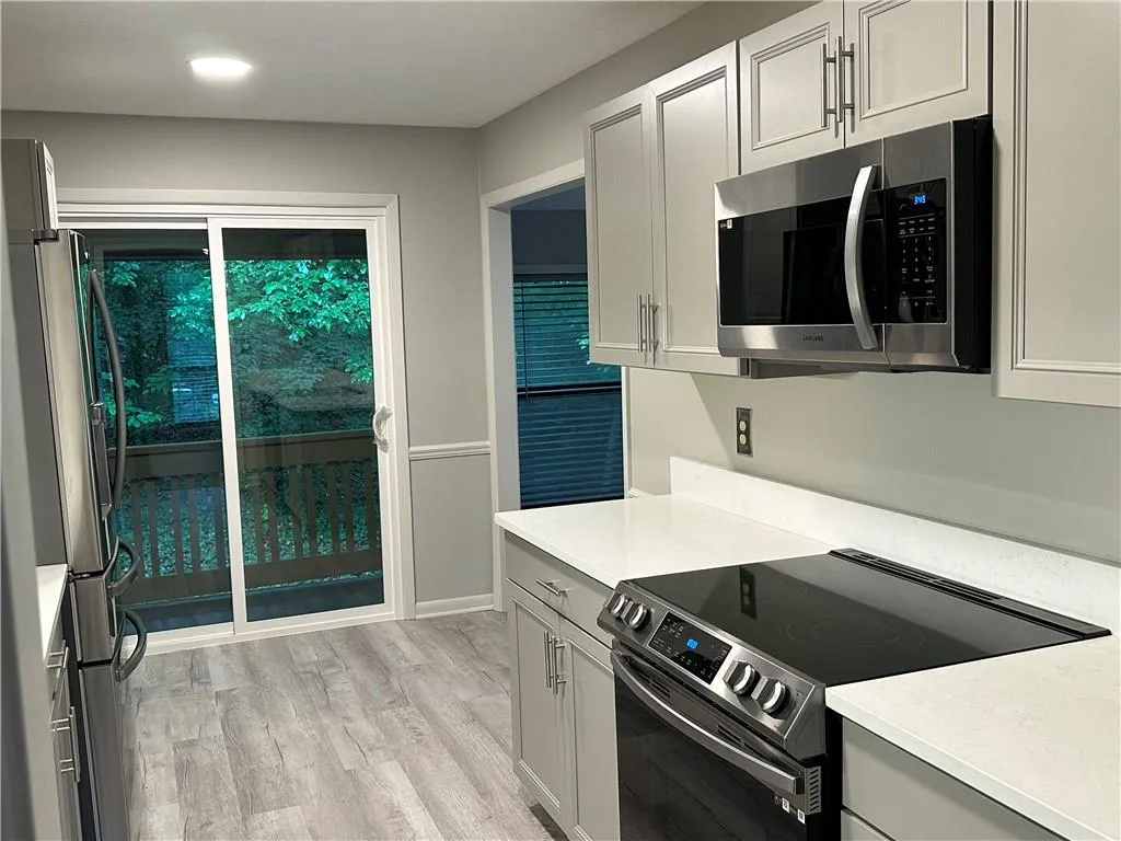 8740 Roswell Road Unit 6d, Atlanta, Georgia 30350, 2 Bedrooms Bedrooms, ,2 BathroomsBathrooms,Residential,Sold,8740 Roswell Road Unit 6d,7219290