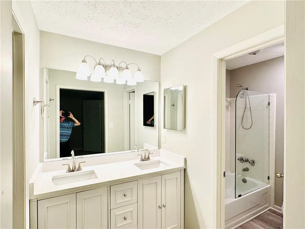 8740 Roswell Road Unit 6d, Atlanta, Georgia 30350, 2 Bedrooms Bedrooms, ,2 BathroomsBathrooms,Residential,Sold,8740 Roswell Road Unit 6d,7219290