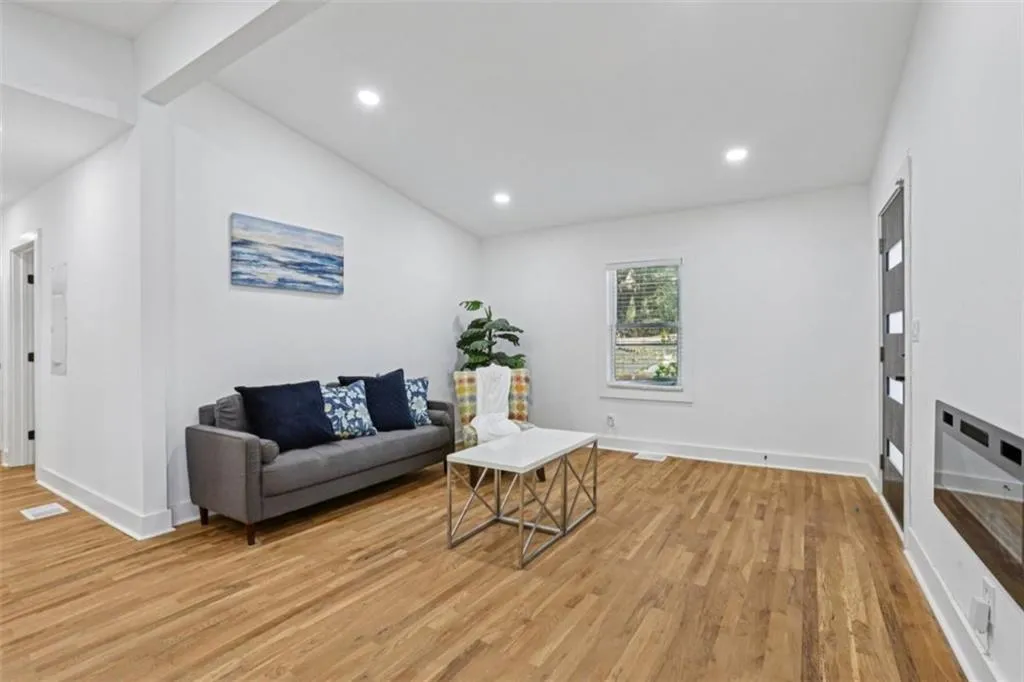 858 Hall Street Nw, Atlanta, Georgia 30318, 3 Bedrooms Bedrooms, ,2 BathroomsBathrooms,Residential,For Sale,858 Hall Street Nw,7677201