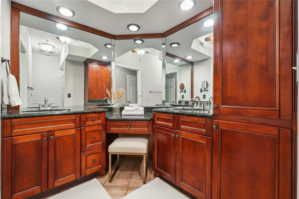 3777 Peachtree Road Ne Unit 911, Brookhaven, Georgia 30319, 1 Bedroom Bedrooms, ,1 BathroomBathrooms,Residential,For Sale,3777 Peachtree Road Ne Unit 911,7654512
