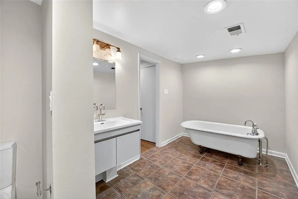 4144 Flintlock Road Nw, Atlanta, Georgia 30327, 5 Bedrooms Bedrooms, ,4 BathroomsBathrooms,Residential,For Sale,4144 Flintlock Road Nw,7653276