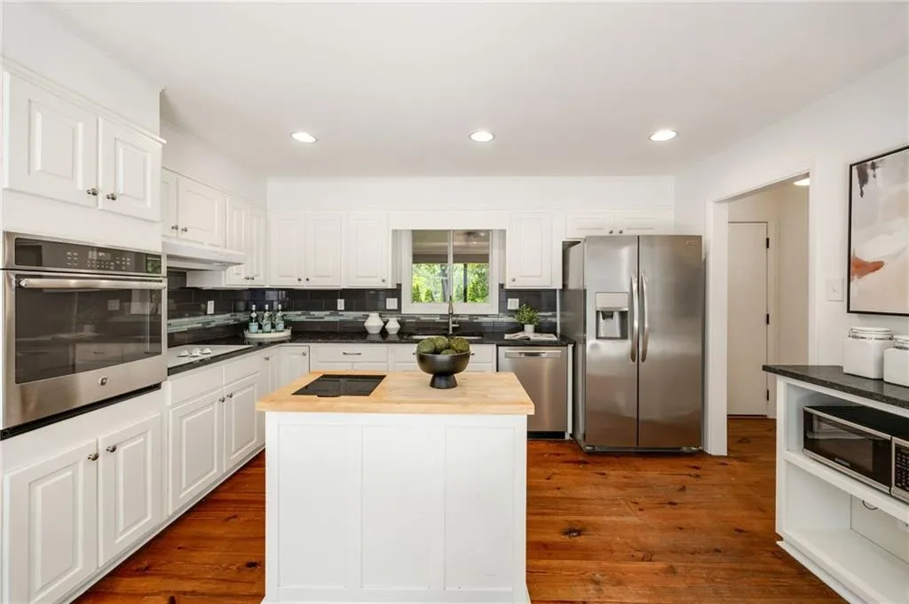 239 Devonwood Drive, Atlanta, Georgia 30328, 4 Bedrooms Bedrooms, ,2 BathroomsBathrooms,Residential,Sold,239 Devonwood Drive,7562127