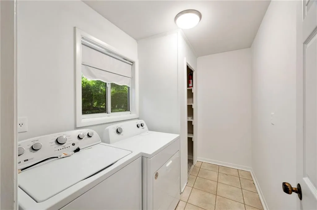 239 Devonwood Drive, Atlanta, Georgia 30328, 4 Bedrooms Bedrooms, ,2 BathroomsBathrooms,Residential,Sold,239 Devonwood Drive,7562127