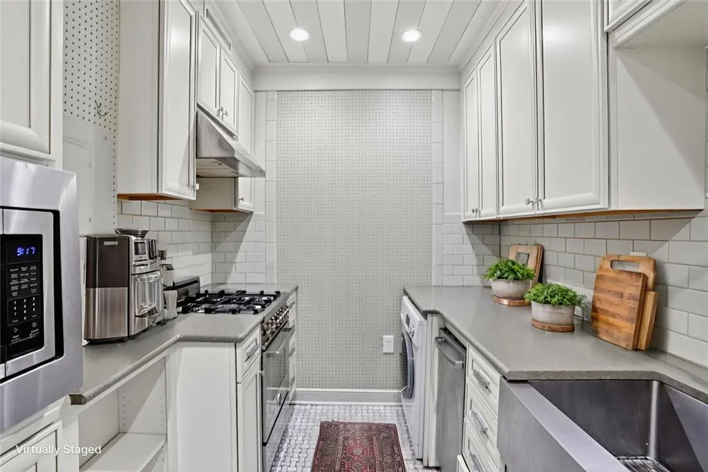 32 28th Street Nw Unit 201, Atlanta, Georgia 30309, 1 Bedroom Bedrooms, ,1 BathroomBathrooms,Residential,For Sale,32 28th Street Nw Unit 201,7627531