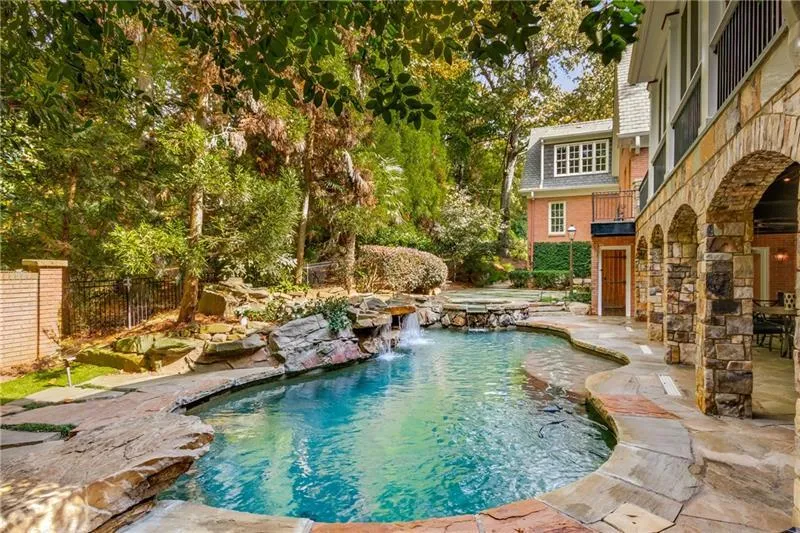 Has jacuzzi and waterfalls
