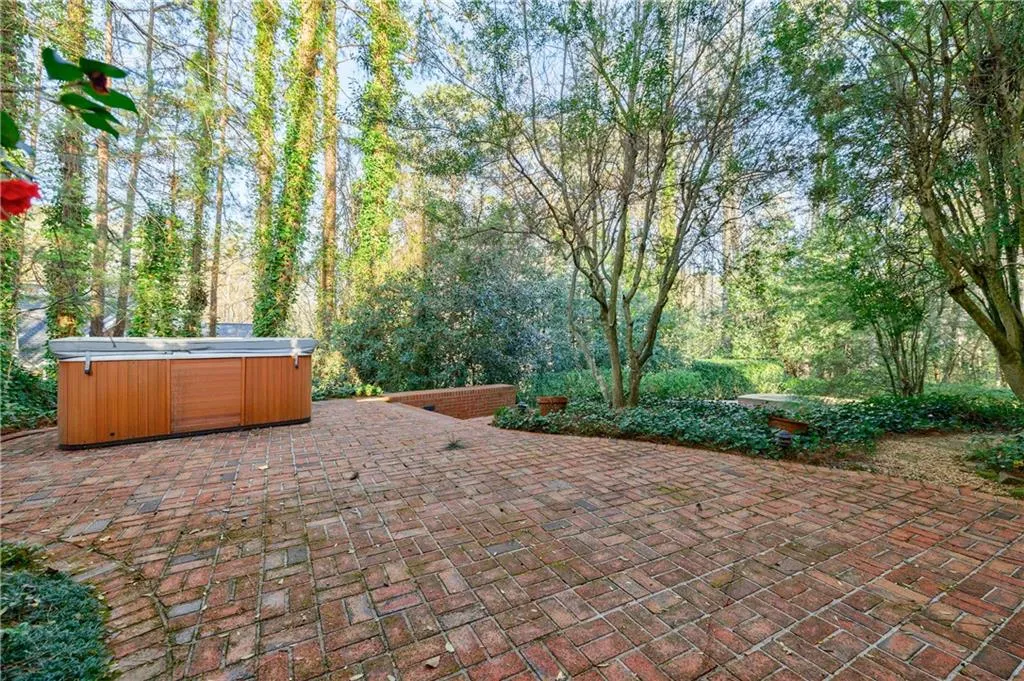 55 Chevaux Court Nw, Atlanta, Georgia 30342, 4 Bedrooms Bedrooms, ,3 BathroomsBathrooms,Residential,Sold,55 Chevaux Court Nw,7019600