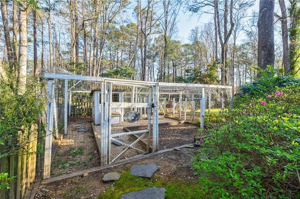 55 Chevaux Court Nw, Atlanta, Georgia 30342, 4 Bedrooms Bedrooms, ,3 BathroomsBathrooms,Residential,Sold,55 Chevaux Court Nw,7019600