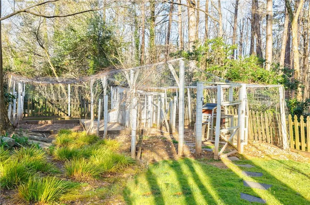 55 Chevaux Court Nw, Atlanta, Georgia 30342, 4 Bedrooms Bedrooms, ,3 BathroomsBathrooms,Residential,Sold,55 Chevaux Court Nw,7019600