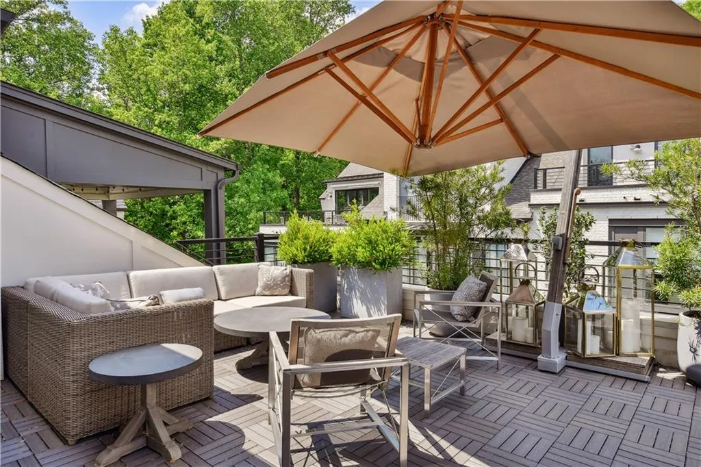 100 Ridgely Court, Atlanta, Georgia 30342, 4 Bedrooms Bedrooms, ,4 BathroomsBathrooms,Residential,Sold,100 Ridgely Court,7040345
