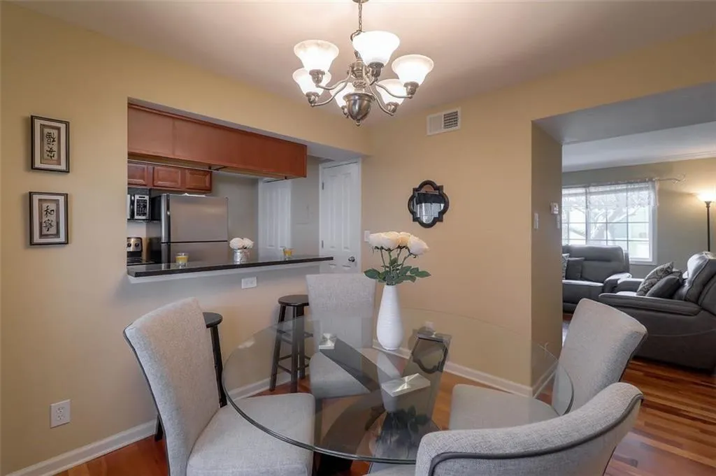 6940 Roswell Road Unit 18e, Sandy Springs, Georgia 30328, 1 Bedroom Bedrooms, ,1 BathroomBathrooms,Residential,Sold,6940 Roswell Road Unit 18e,6689841