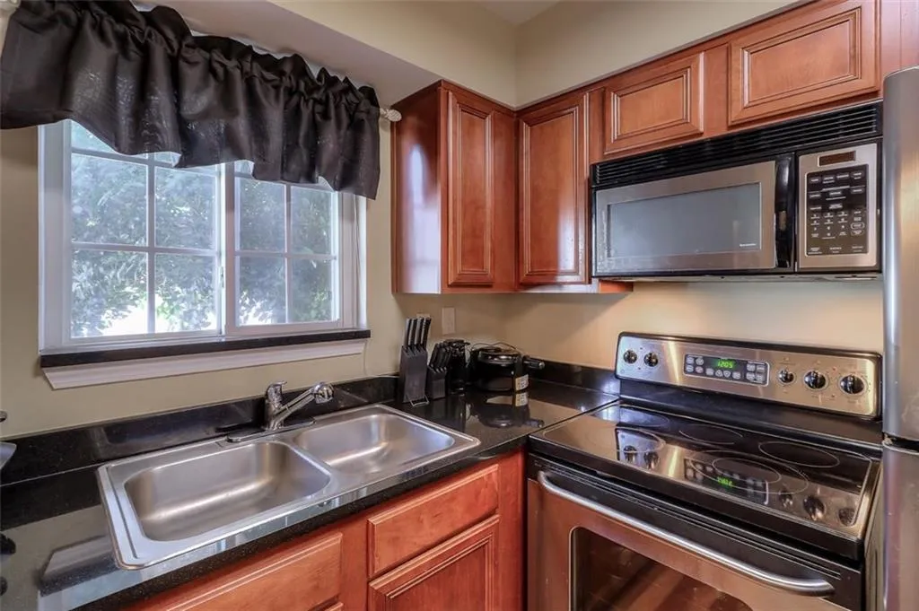 6940 Roswell Road Unit 18e, Sandy Springs, Georgia 30328, 1 Bedroom Bedrooms, ,1 BathroomBathrooms,Residential,Sold,6940 Roswell Road Unit 18e,6689841