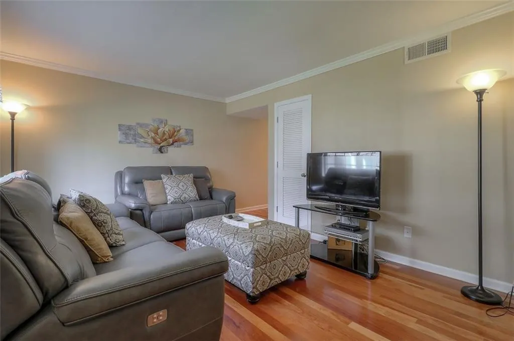 6940 Roswell Road Unit 18e, Sandy Springs, Georgia 30328, 1 Bedroom Bedrooms, ,1 BathroomBathrooms,Residential,Sold,6940 Roswell Road Unit 18e,6689841