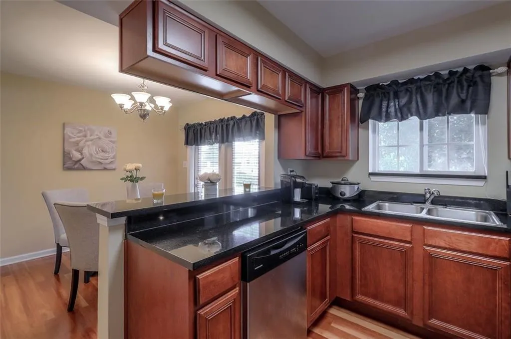 6940 Roswell Road Unit 18e, Sandy Springs, Georgia 30328, 1 Bedroom Bedrooms, ,1 BathroomBathrooms,Residential,Sold,6940 Roswell Road Unit 18e,6689841