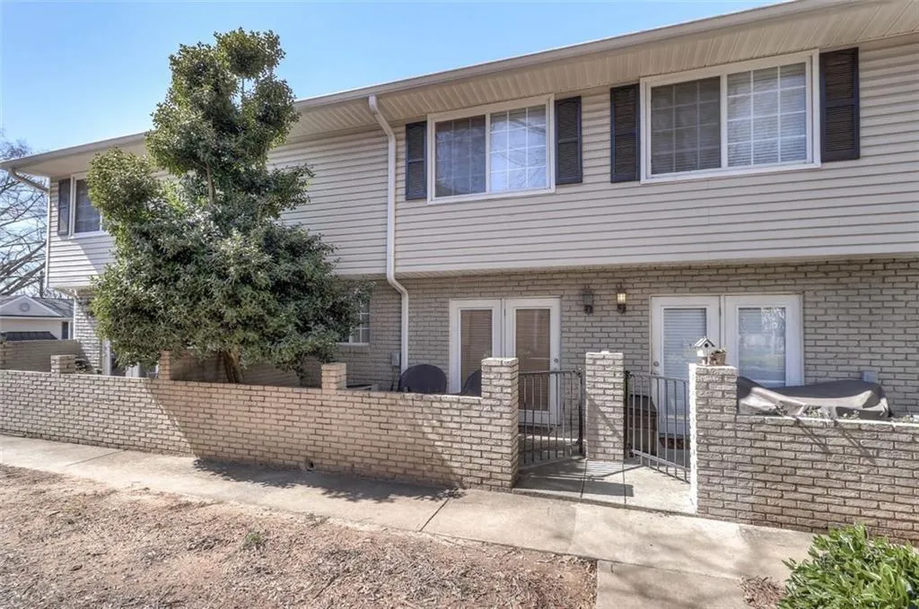 6940 Roswell Road Unit 18e, Sandy Springs, Georgia 30328, 1 Bedroom Bedrooms, ,1 BathroomBathrooms,Residential,Sold,6940 Roswell Road Unit 18e,6689841