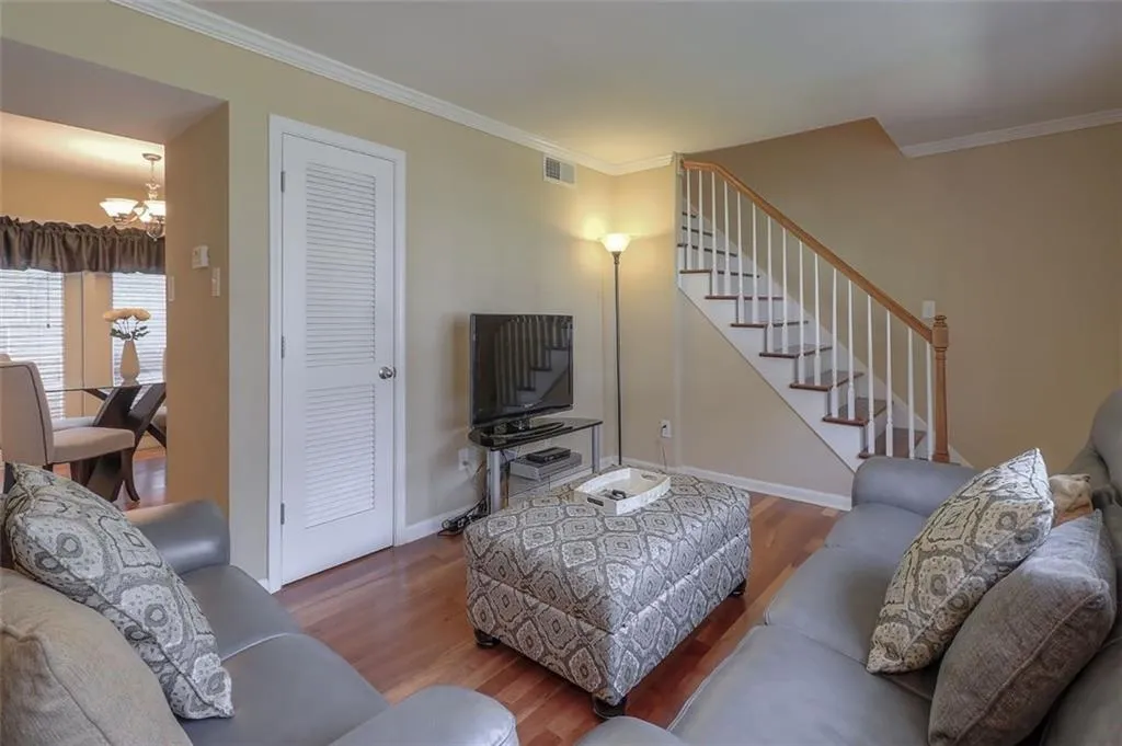 6940 Roswell Road Unit 18e, Sandy Springs, Georgia 30328, 1 Bedroom Bedrooms, ,1 BathroomBathrooms,Residential,Sold,6940 Roswell Road Unit 18e,6689841