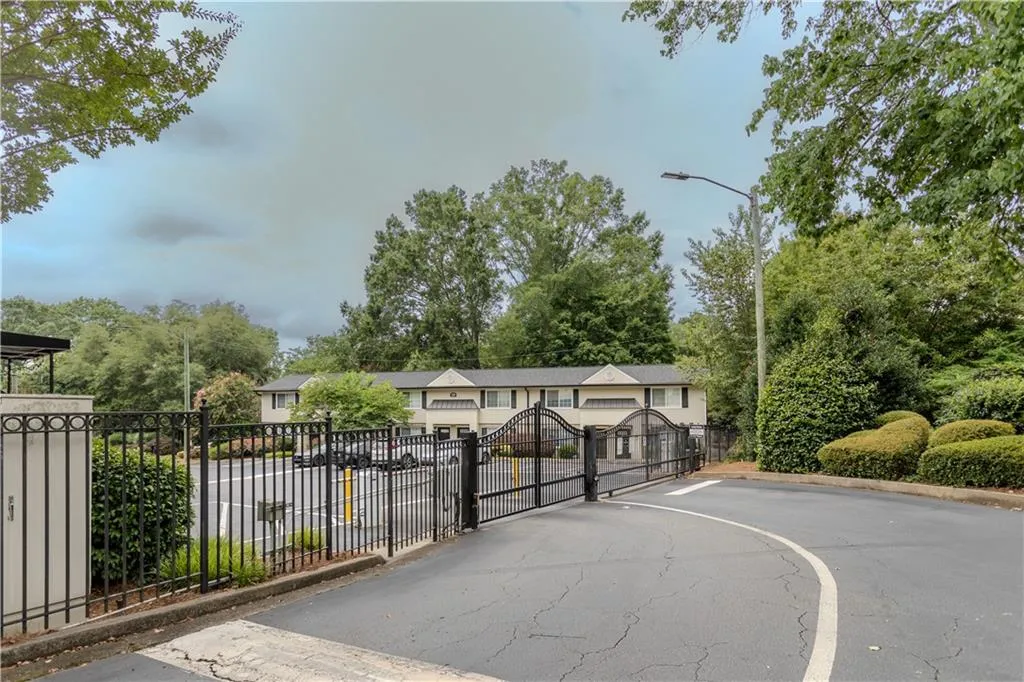 6940 Roswell Road Unit 19c, Atlanta, Georgia 30328, 2 Bedrooms Bedrooms, ,1 BathroomBathrooms,Residential,For Sale,6940 Roswell Road Unit 19c,7621617