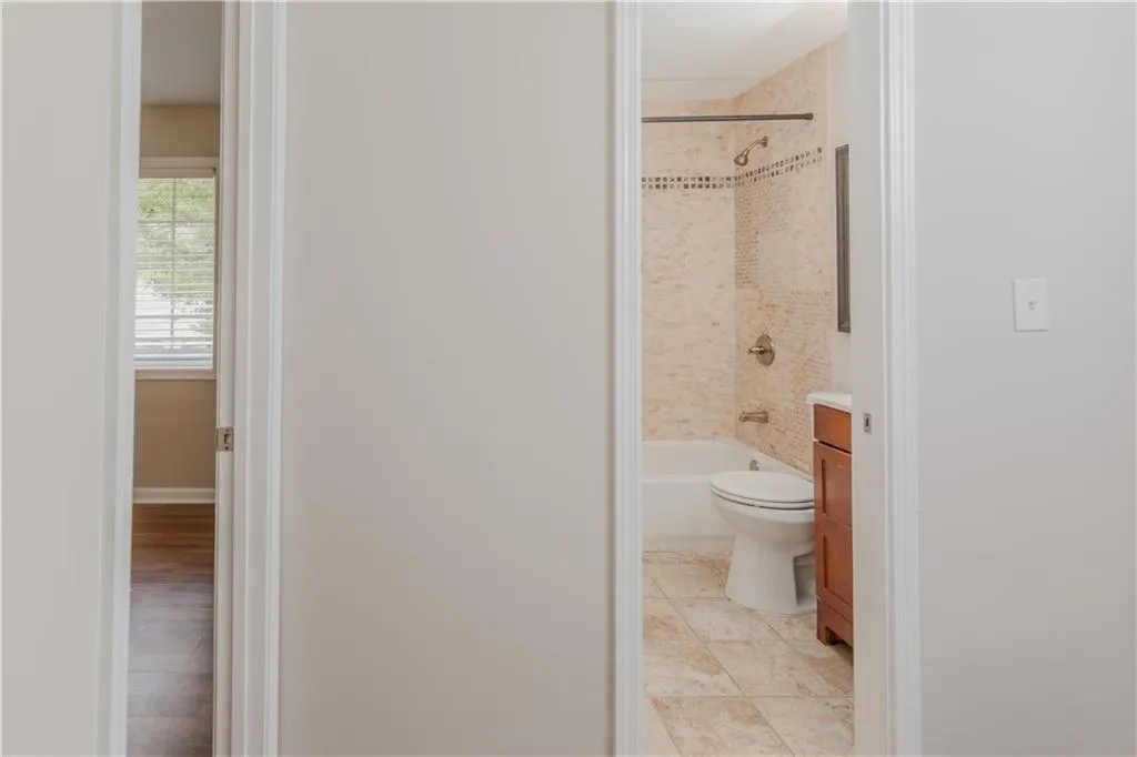 Bathroom with vanity and washtub / shower combination