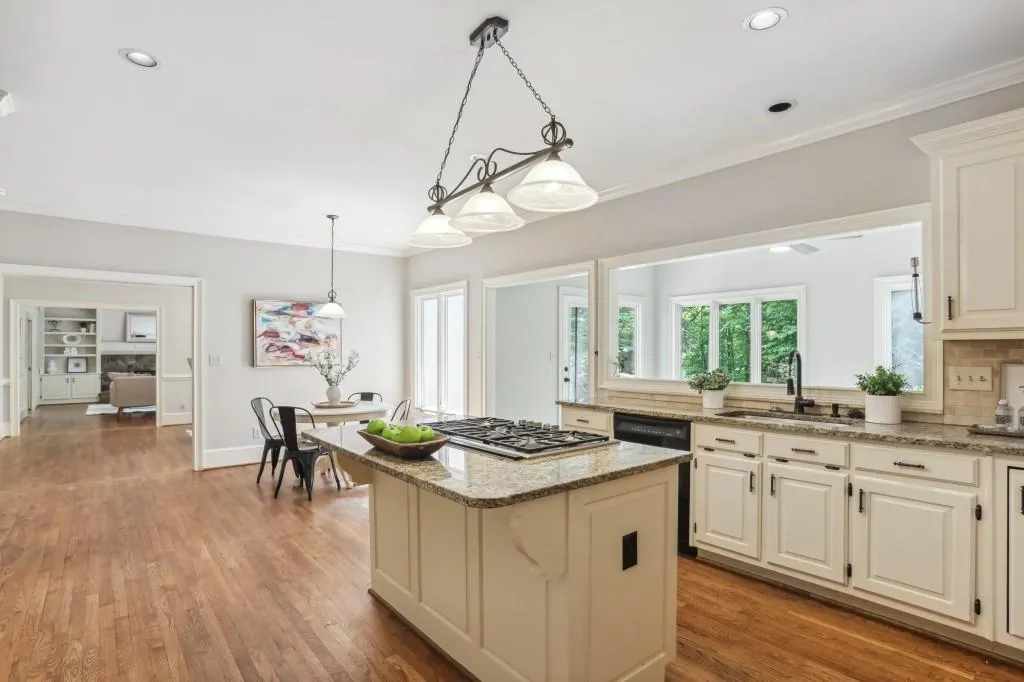 100 Spindale Court, Sandy Springs, Georgia 30350, 6 Bedrooms Bedrooms, ,5 BathroomsBathrooms,Residential,Sold,100 Spindale Court,7373525