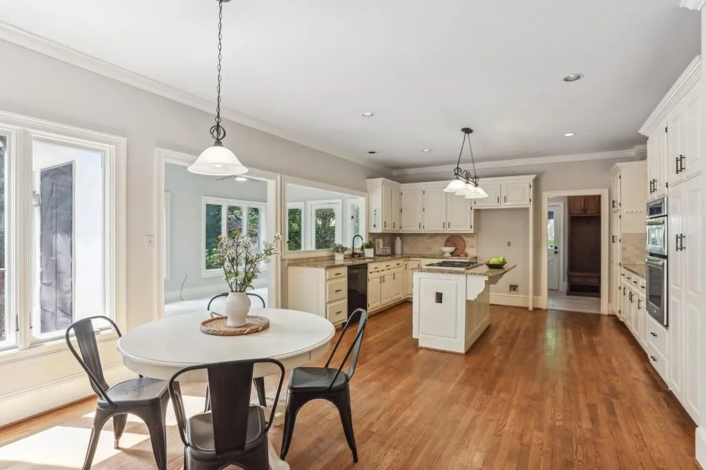 100 Spindale Court, Sandy Springs, Georgia 30350, 6 Bedrooms Bedrooms, ,5 BathroomsBathrooms,Residential,Sold,100 Spindale Court,7373525