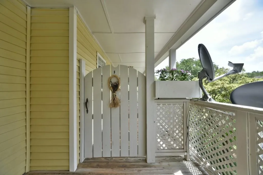 6818 Glenridge Drive Unit F, Sandy Springs, Georgia 30328, 2 Bedrooms Bedrooms, ,2 BathroomsBathrooms,Residential,Sold,6818 Glenridge Drive Unit F,5872493