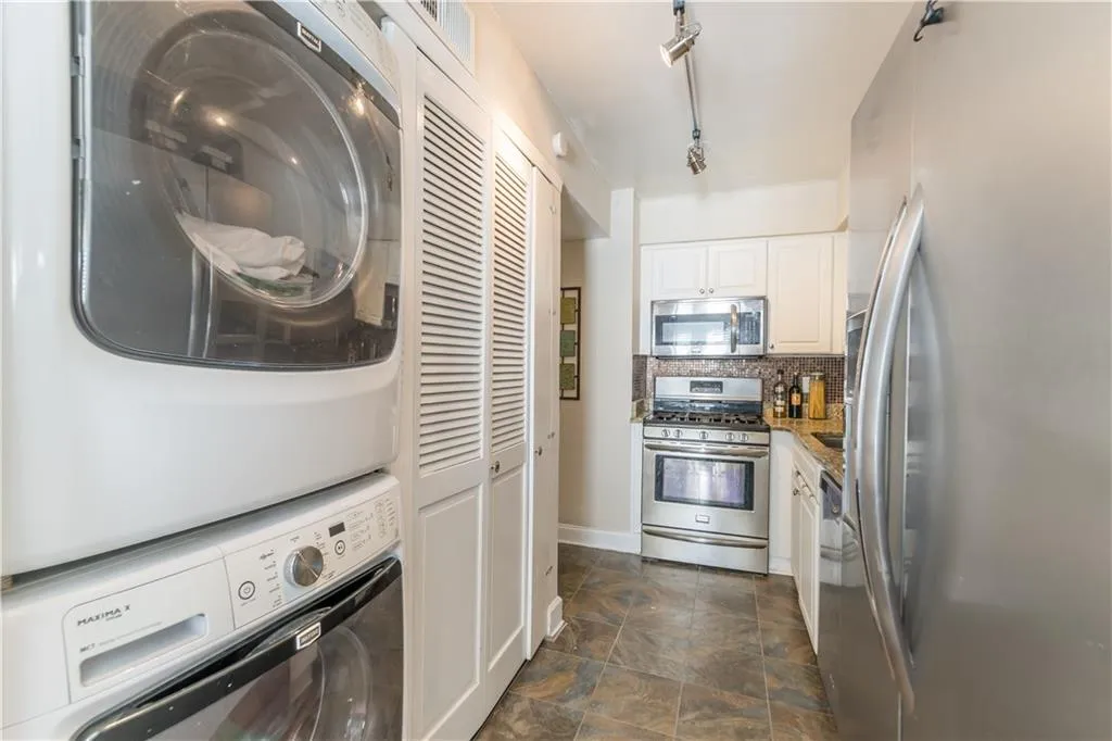 6980 Roswell Road Unit D8, Sandy Springs, Georgia 30328, 2 Bedrooms Bedrooms, ,1 BathroomBathrooms,Residential,Sold,6980 Roswell Road Unit D8,6793962