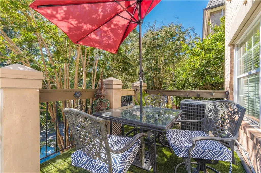 6980 Roswell Road Unit D8, Sandy Springs, Georgia 30328, 2 Bedrooms Bedrooms, ,1 BathroomBathrooms,Residential,Sold,6980 Roswell Road Unit D8,6793962