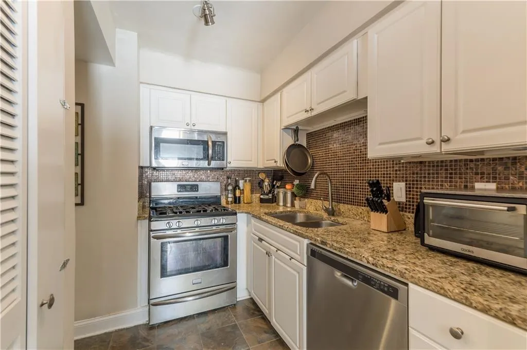6980 Roswell Road Unit D8, Sandy Springs, Georgia 30328, 2 Bedrooms Bedrooms, ,1 BathroomBathrooms,Residential,Sold,6980 Roswell Road Unit D8,6793962