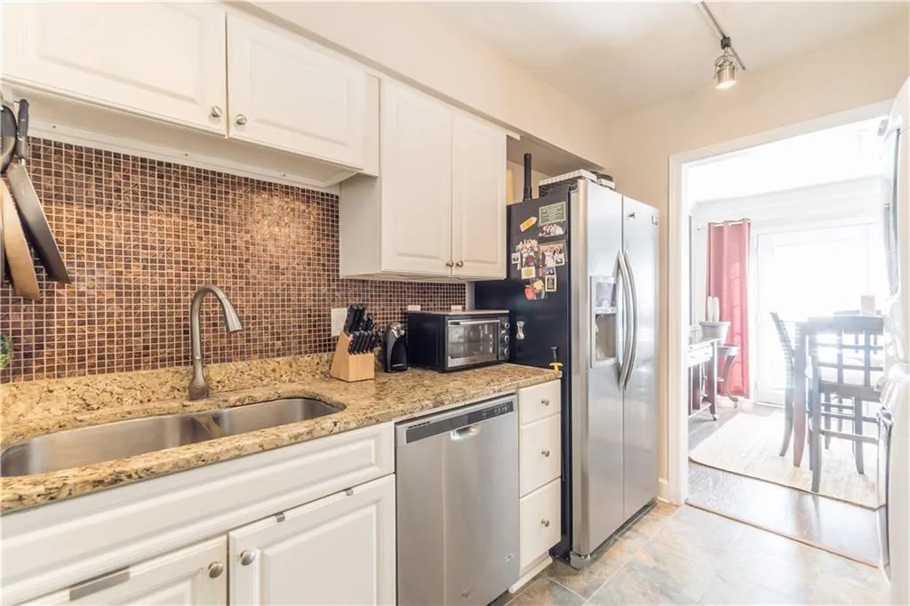 6980 Roswell Road Unit D8, Sandy Springs, Georgia 30328, 2 Bedrooms Bedrooms, ,1 BathroomBathrooms,Residential,Sold,6980 Roswell Road Unit D8,6793962