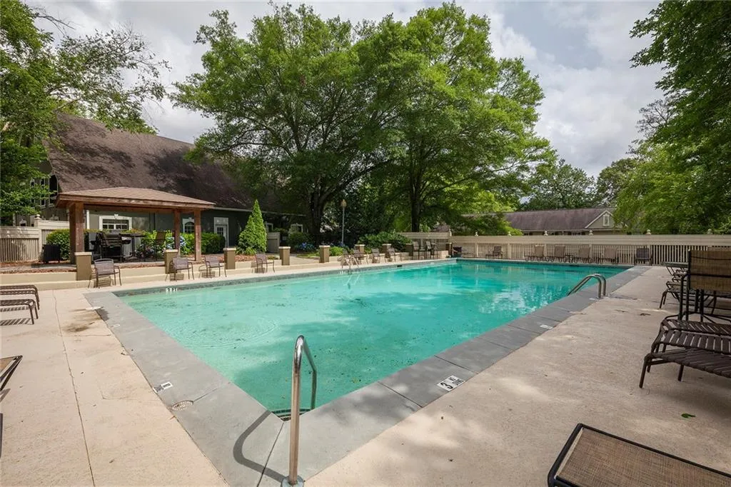 6900 Roswell Road Unit K1, Atlanta, Georgia 30328, 3 Bedrooms Bedrooms, ,2 BathroomsBathrooms,Residential,Sold,6900 Roswell Road Unit K1,6019556