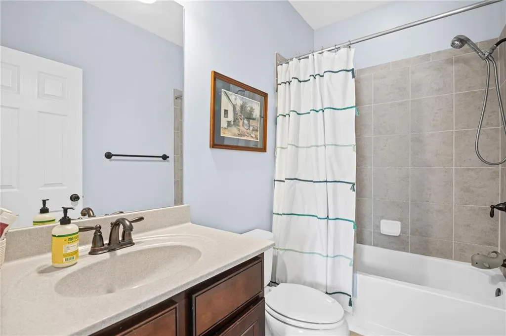 En-suite bathroom with vanity and shower / tub combo