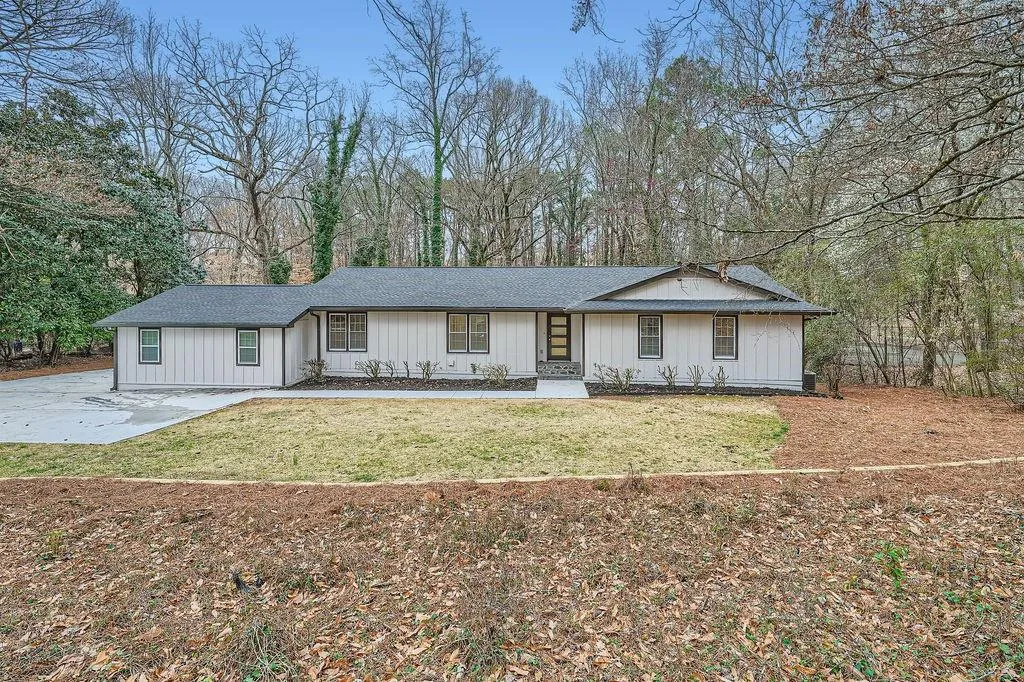 View of front of home featuring a front lawn
