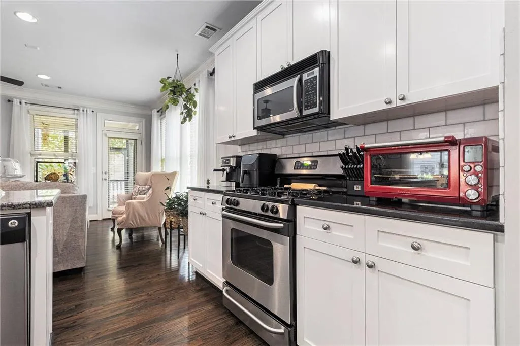 1647 Dupont Commons Drive Nw, Atlanta, Georgia 30318, 3 Bedrooms Bedrooms, 0 ,3 BathroomsBathrooms,Residential,For Sale,1647 Dupont Commons Drive Nw,7619036