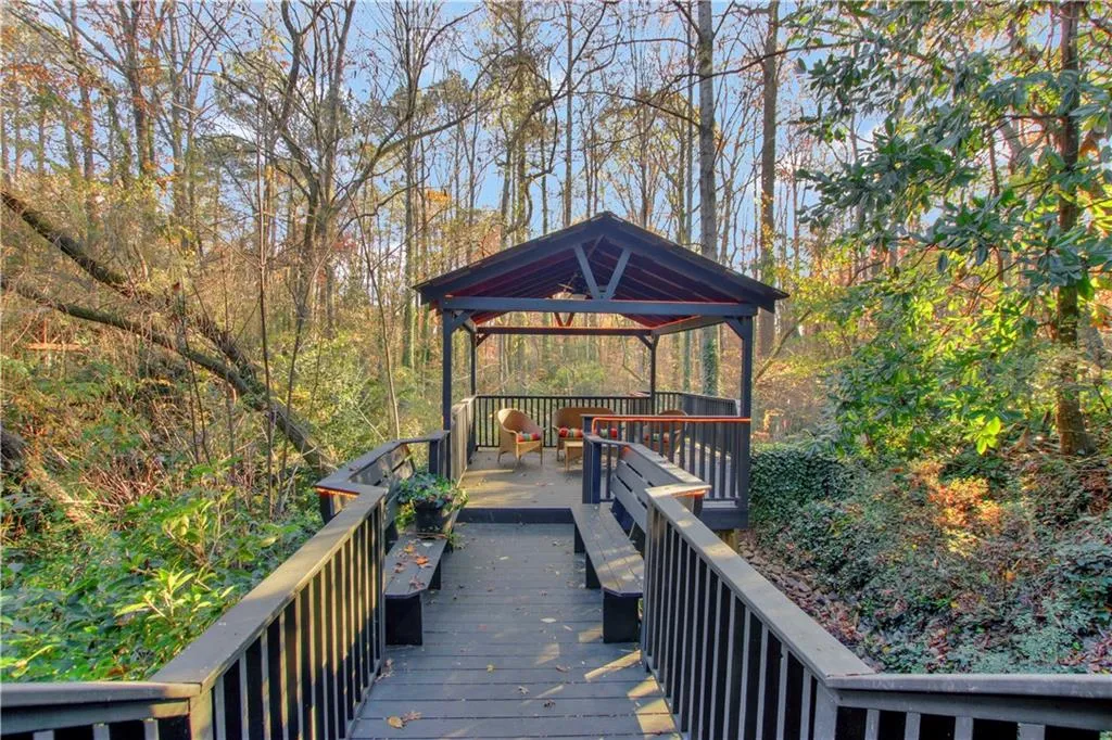 225 Ledgemont Court, Sandy Springs, Georgia 30342, 5 Bedrooms Bedrooms, ,4 BathroomsBathrooms,Residential,Sold,225 Ledgemont Court,6778220