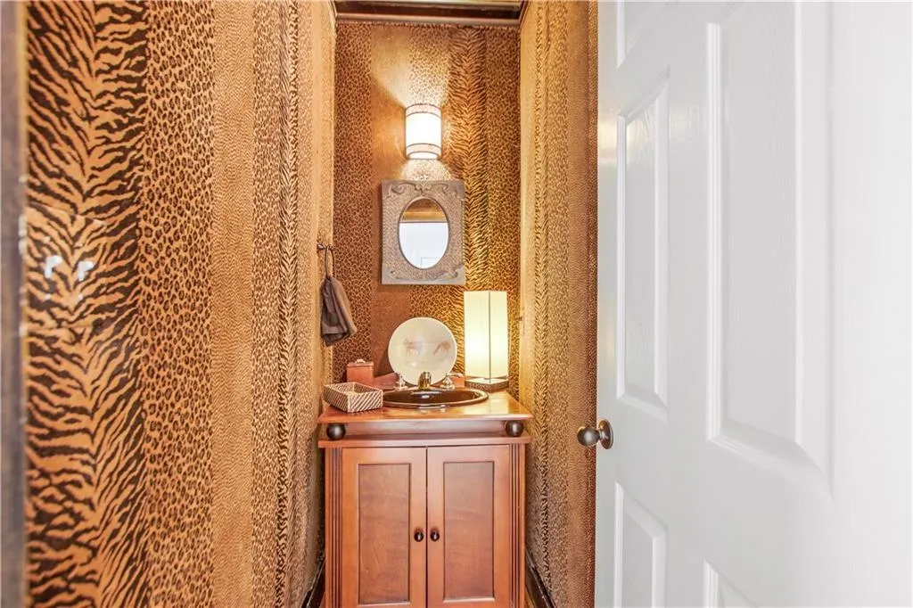 225 Ledgemont Court, Sandy Springs, Georgia 30342, 5 Bedrooms Bedrooms, ,4 BathroomsBathrooms,Residential,Sold,225 Ledgemont Court,6778220